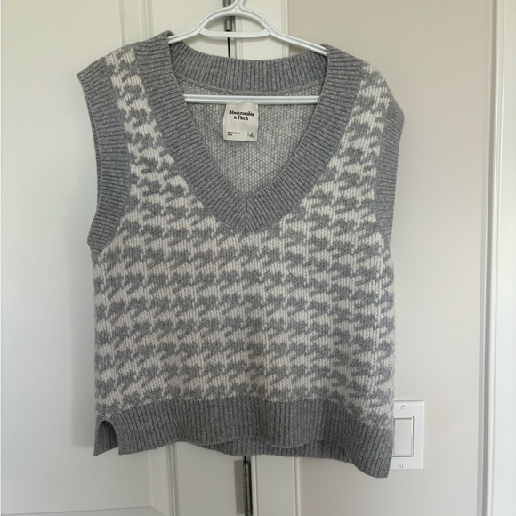 Abercrombie Cropped Pattern V-Neck Sweater - Picture 3 of 5